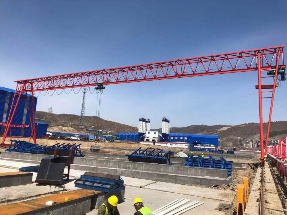 新鄉(xiāng)門式起重機(jī)生產(chǎn)廠家、桁架式倒三角單梁門式起重機(jī)