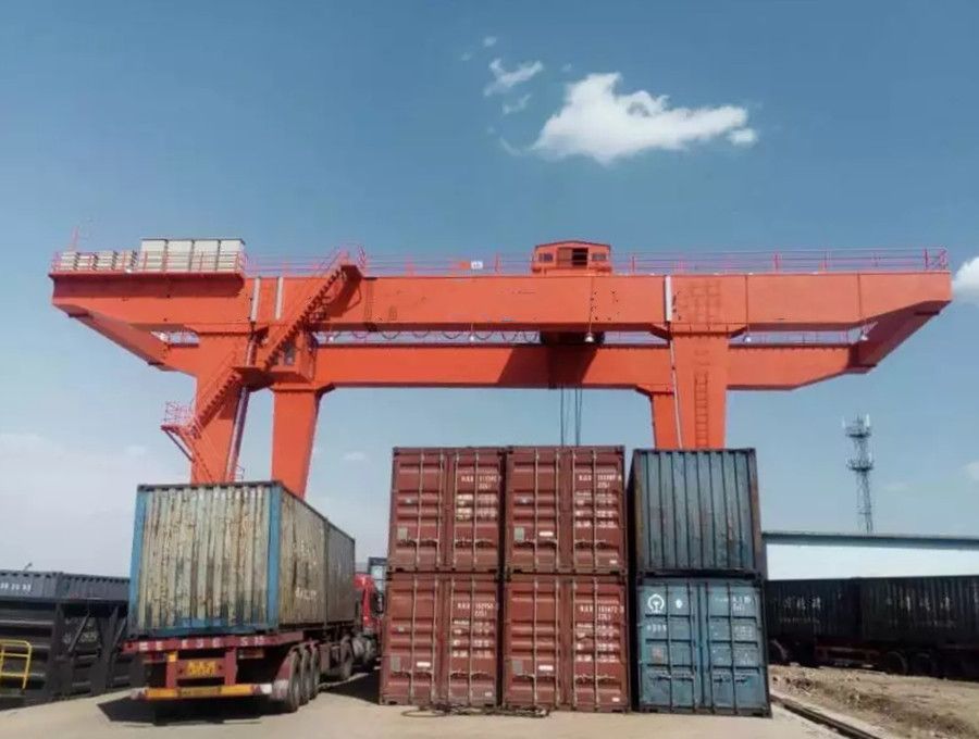 四川成都龍門(mén)吊廠家銷(xiāo)售、U型集裝箱軌道門(mén)式起重機(jī)