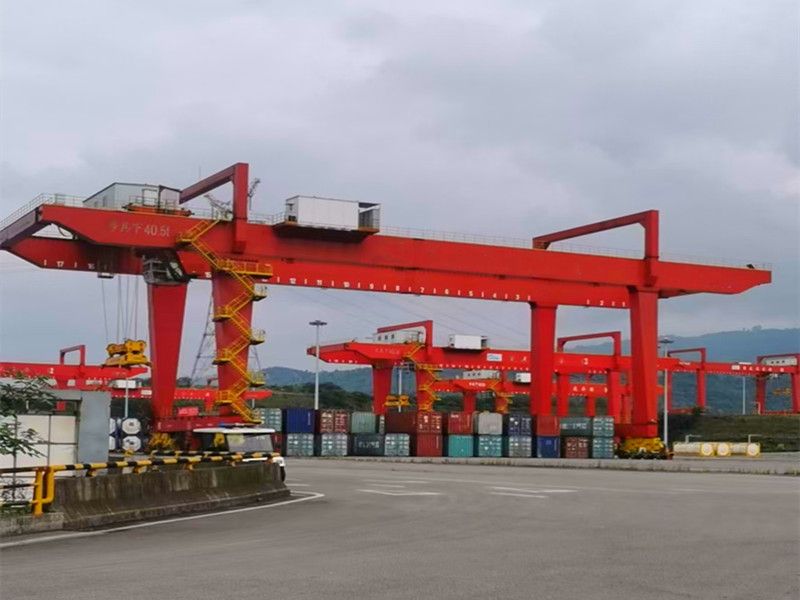 U型集裝箱門(mén)式起重機(jī)、集裝箱龍門(mén)吊廠家品牌、設(shè)計(jì)制造、安裝維修