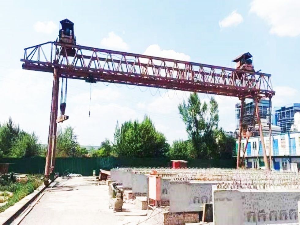 信陽(yáng)提梁機(jī)、路橋門(mén)式起重機(jī)、路橋龍門(mén)吊
