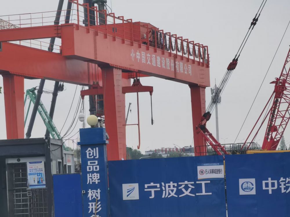 地鐵出渣機(jī)、雙梁門式起重機(jī)、龍門吊出渣機(jī)