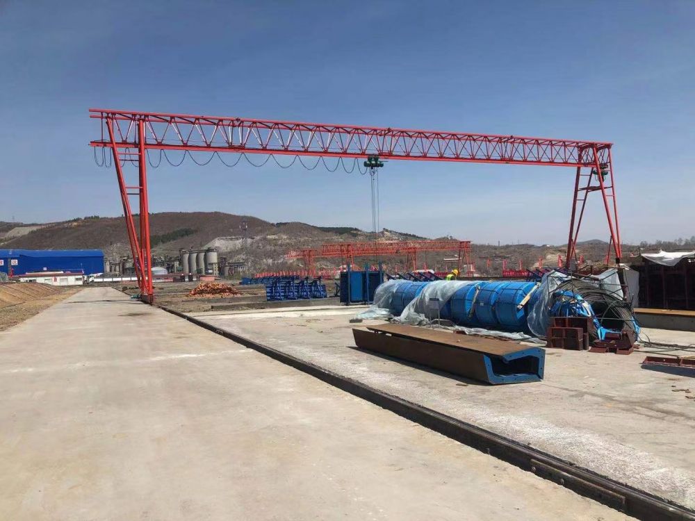 新鄉(xiāng)門(mén)式起重機(jī)生產(chǎn)廠家、桁架式倒三角單梁門(mén)式起重機(jī)