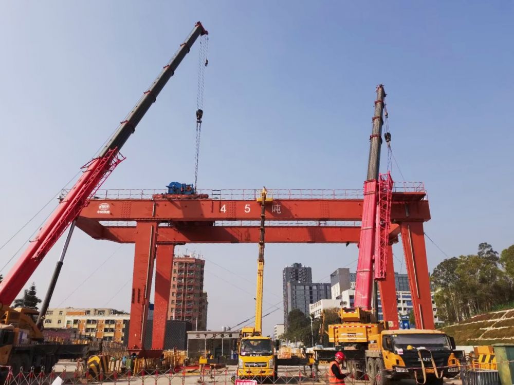 河南新鄉(xiāng)提梁機(jī)、梁場(chǎng)門式起重機(jī)、龍門吊租賃廠家、價(jià)格